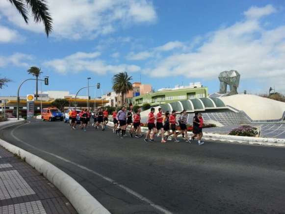 Comitiva con la antorcha a su paso por la rotonda de Daora (Foto TA) 