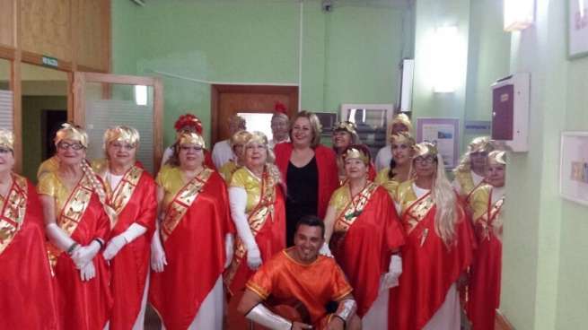 La alcaldesa de Telde compartió un rato la fiesta carnavalera de los mayores (Foto TA)