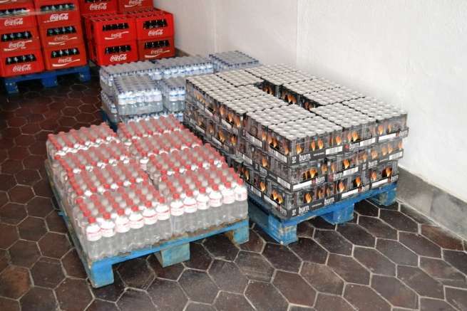 Improvisado almacén de cajas en la parte de las Casas Consistoriales de San Juan (Foto TA)