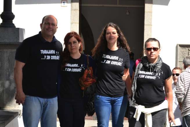 Trabajadores de Gestel con camiseta negra durante el Pleno de este viernes (Foto TA) 