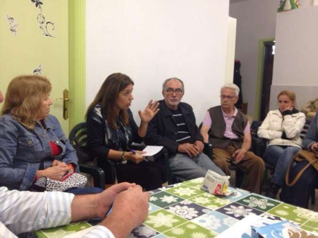 Los nacionalistas con vecinos de la zona (Foto TA)