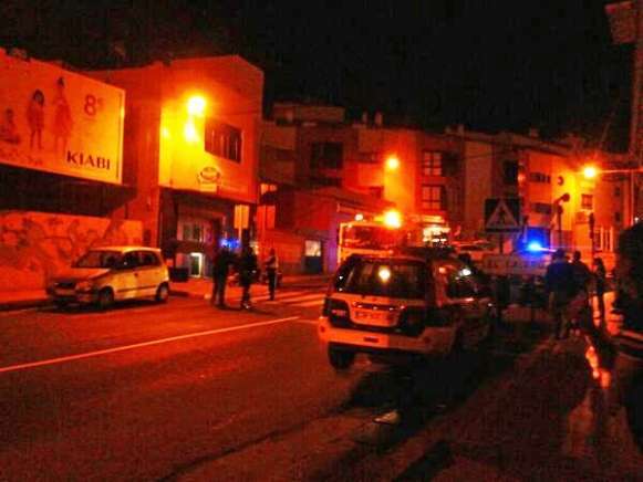 Efectivos policiales y de los bomberos en el lugar del siniestro (Foto TA)