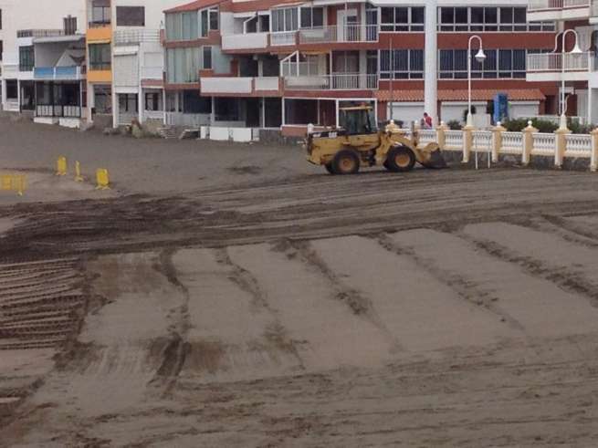 Tractor en las tareas de recolocación de la arena en Salinetas (Foto TA)