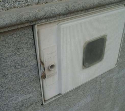 Imagen de uno de los cajetines sin el candado (Foto TA)