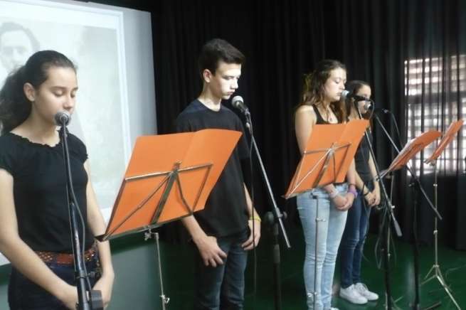 Estudiantes del IES de La Rocha durante los actos del Día del Libro (Foto TA)