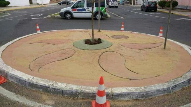 Rotonda que está siendo remozada en Clavellinas (Foto TA)