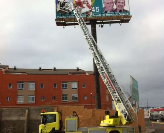 Intervención de los bomberos en Las Remudas, este domingo (Foto TA)