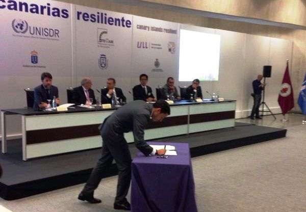Momento en el que el concejal de Seguridad, Héctor Suárez, firma el convenio (Foto TA)
