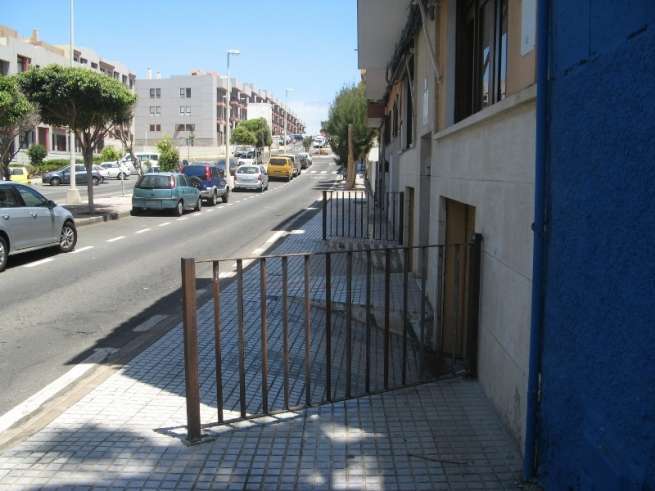 Vallas colocadas en Salinetas para advertir a los peatones de un escalón por la entrada de un garaje (Foto TA)