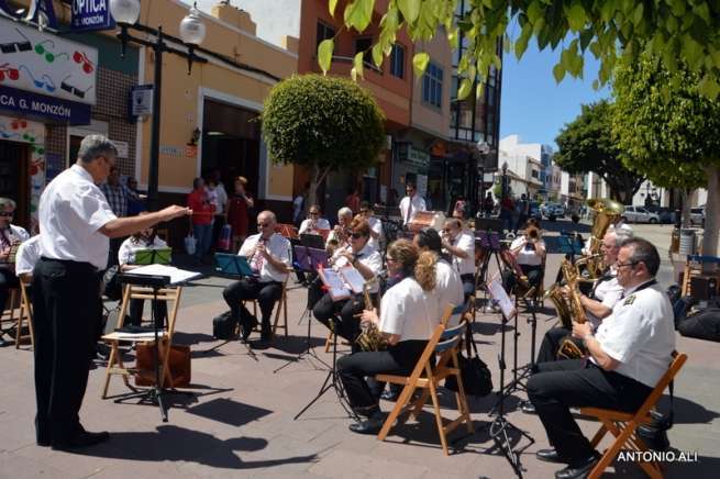 El concierto tuvo lugar en la zona peatonal de Los Llanos de Telde (Foto Antonio Alí)