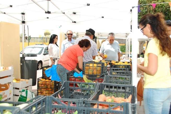 Uno de los puestos del mercadillo (Foto TA)