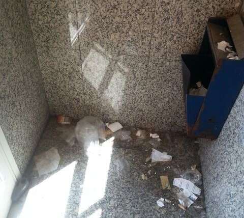 Suciedad en el cajero de Bankia en el mercado municipal (Foto TA)