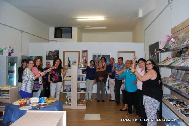 Asistentes al acto inaugural brindan por la apertura del nuevo establecimiento (Foto Francisco J. Santana)