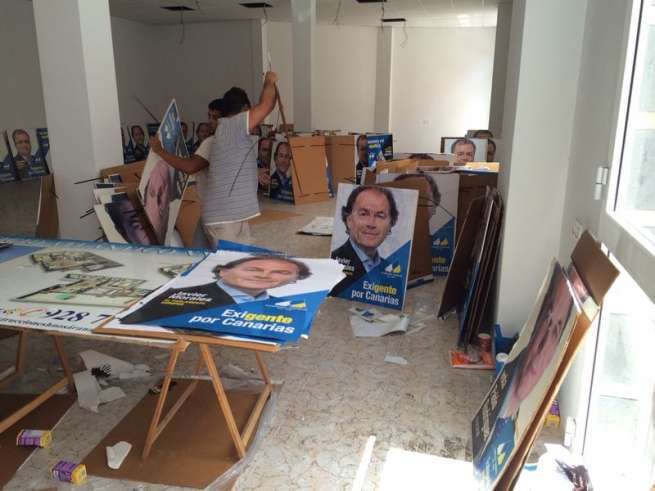 Preparación de la cartelería de la organización nacionalista (Foto TA)