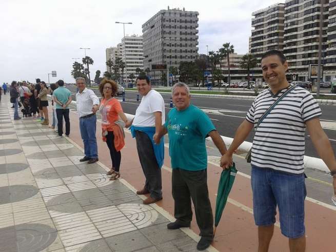 Dirigentes vecinales y activistas sociales de Telde participaron en la cadena humana en la capital grancanaria (Foto TA)
