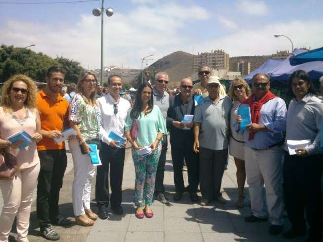 Participantes en el reparto de papeletas (Foto TA)