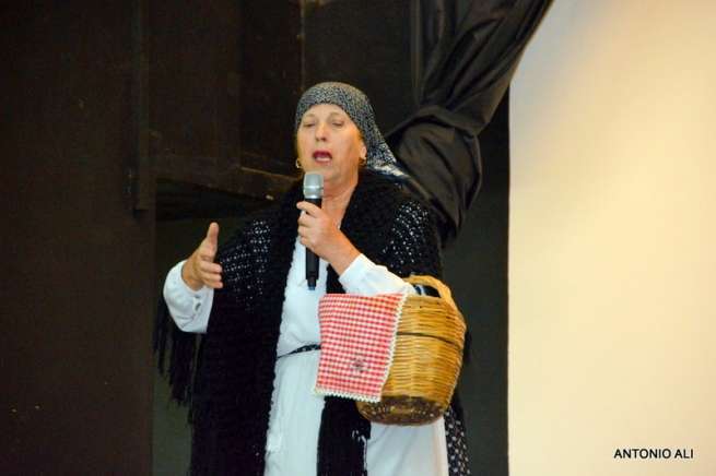 Momento de la actuación de Pino Torres en el III Festival de Teatro de La Pardilla (Foto Antonio Alí)