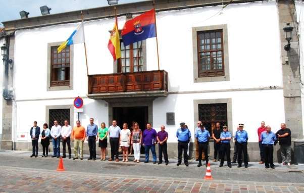 Miembros de la corporación municipal durante el minuto de silencio (Foto Francisco J. Santana)