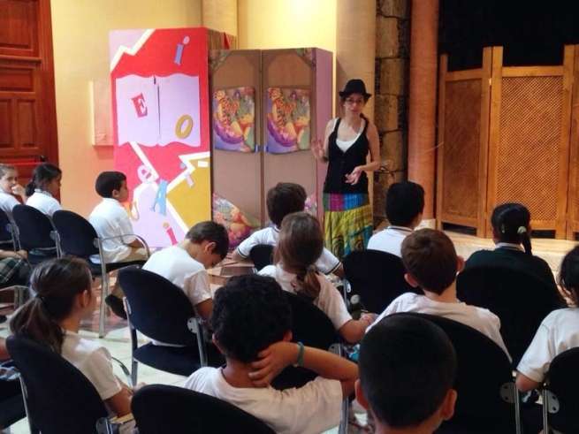 La narradora madrileña Aurora Maroto ofreció la sesión de cuentacuentos en la Biblioteca de Arnao (Foto TA)