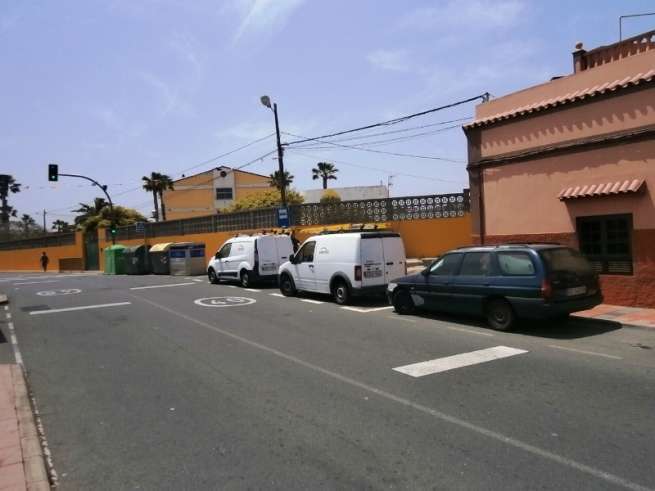 Vehículos ocupan el espacio reservado para la parada de guaguas de Global (Foto TA)