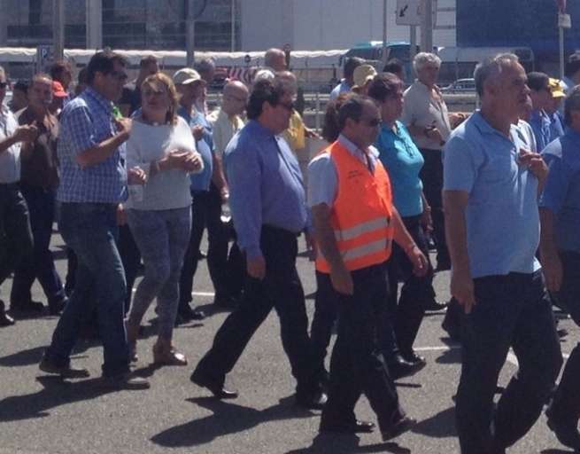 Taxistas de Telde e Ingenio junto a Mari Carmen Castellano durante la protesta de este viernes en Gando (Foto TA)