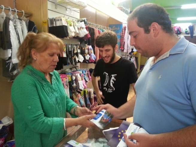 El presidente local de NNGG de Telde, Norberto Sánchez, reparte papeletas en un negocio (Foto TA)