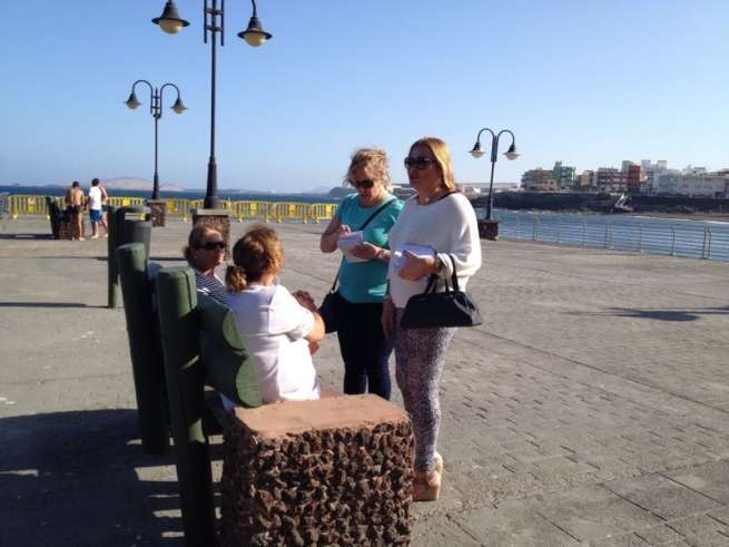 Mari Carmen Castellano y Sonsoles Martín repartiendo propaganda electoral en el muelle de Melenara (Foto TA)