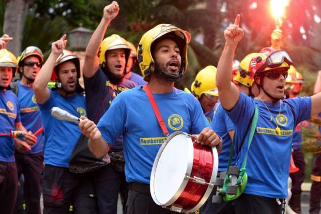 Bomberos protestando en el hotel Santa Catalina (Foto Acfi Press)