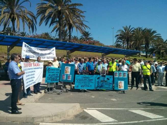 Protesta de taxistas este miércoles en Gando (Foto TA)