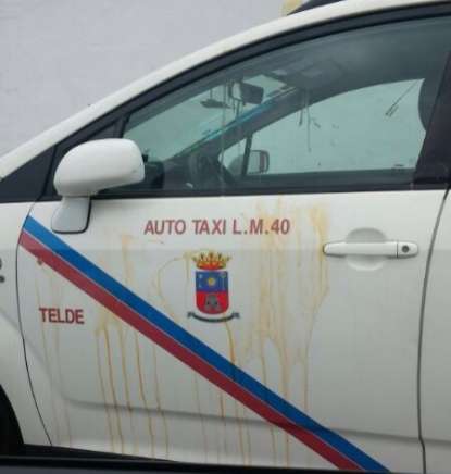 Imagen de uno de los vehículos tras la huevada (Foto TA)