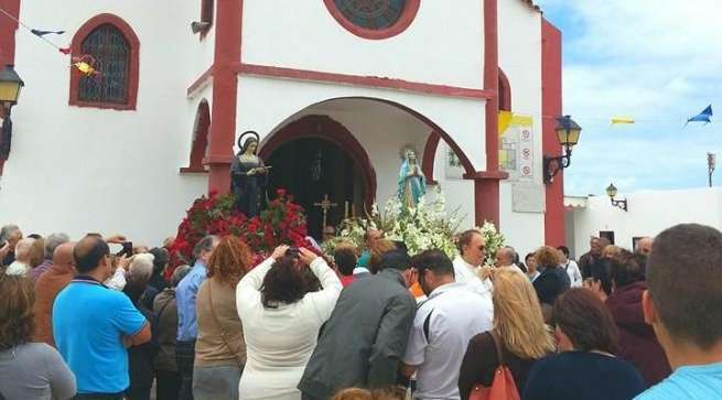 Momento de la salida de la procesión (Foto TA)