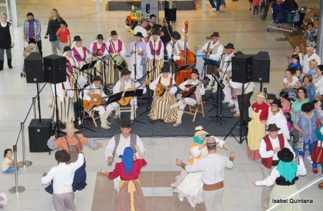 Momento de la actuación de Cendro y Anzar en el CC La Ballena (Foto Isabel Quintana)