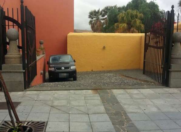 Vehículo de un concejal en territorio de la Casa Condal (Foto TA)