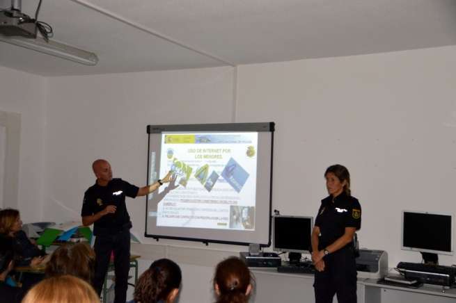 Imagen de la charla impartida por agentes del CNP (Foto Antonio Alí)