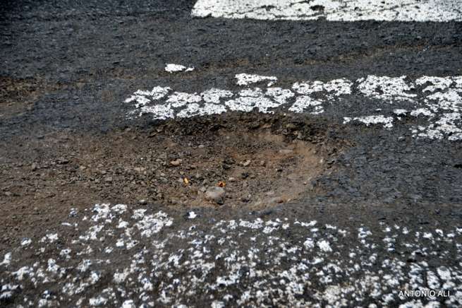 Sovabón en pleno paso de peatones en Lomo de la Herradura (Foto TA)