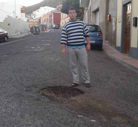 Un vecino con el socavón en La Higuera Canaria (Foto TA)
