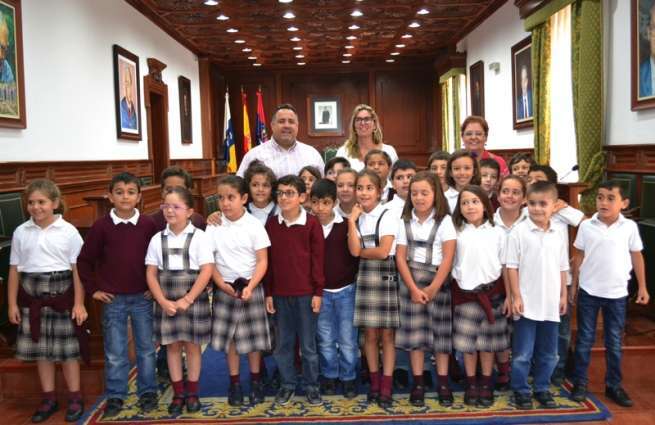 Los escolares posan junto a los concejales María González Calderín y Agustín Pérez (Foto TA)