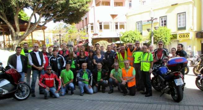 Los participantes en la excursión, en la plaza de San Gregorio (Foto TA)