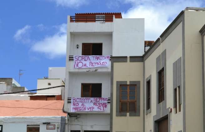 Pancarta en una de las viviendas de San Juan (Foto TA)