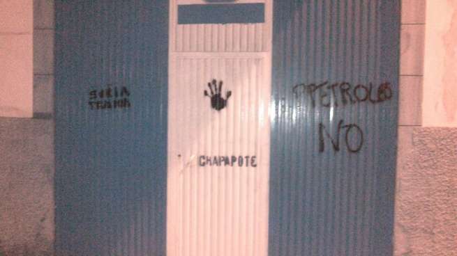 Pintadas en contra de Soria y de las prospecciones de crudo en la puerta de la sede del PP de Telde (Foto TA)