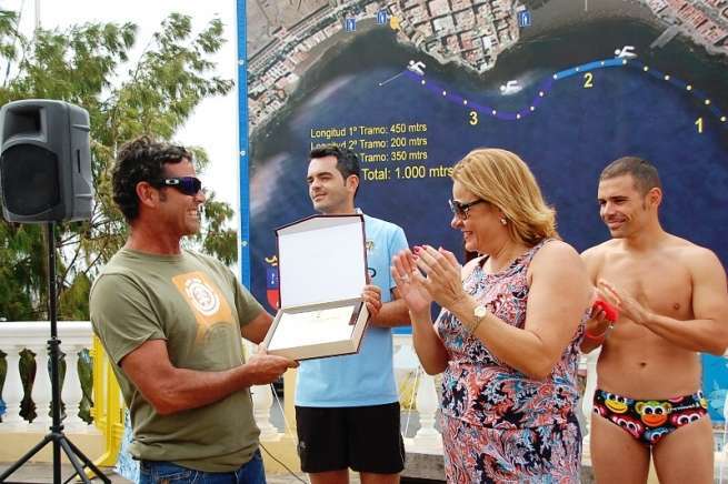 La alcaldesa entrega una placa a Francisco Alemán, presidente del club (Foto TA)