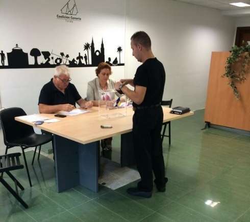 Primeros afiliados que han acudido este martes a votar (Foto TA)