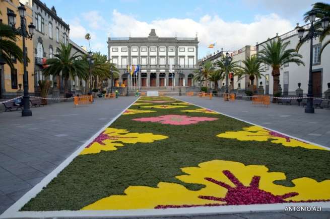 Una de las alfombras del Corpus que presidía la plaza de Santa Ana (Foto Antonio Alí)