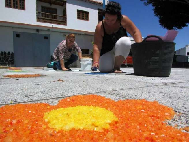 Varios vecinos colaboraron en la confección de los diseños (Foto TA)