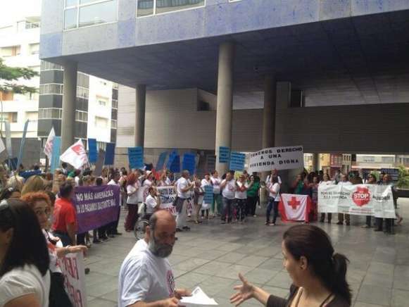 Protesta ante el edificio de Usos Múltiples II en Las Palmas de Gran Canaria (Foto TA)