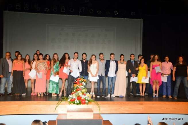 Grupo de alumnos que recibieron sus orlas en el Teatro Municipal (Foto Antonio Alí)