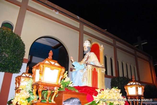 Momento de la procesión del trono de San Pedro (Foto Francisco J. Santana)