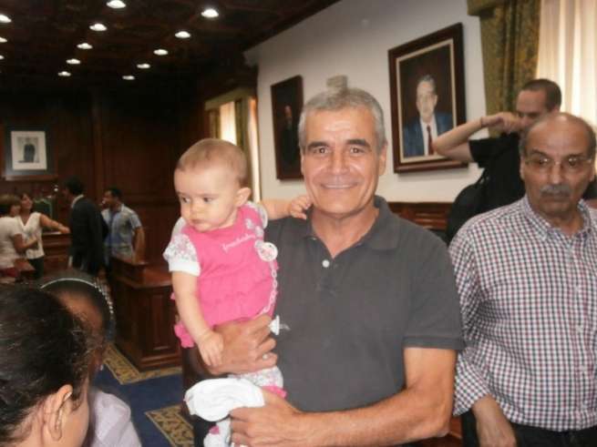 Juan Quintana con su nieta en el salón de Plenos (Foto TA)