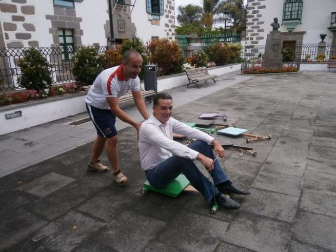 Mario Torres subido a un carricoche en la plaza de San Juan (Foto Daniel Ojeda)