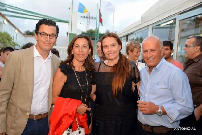 El alcalde en funciones con la concejala Herminia Demetrio y directivos del club (Foto Antonio Alí)